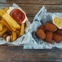 Vegan paddenstoelenkroketjes en patat met ketchup at BarBier Gouda in Gouda
