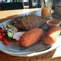 Vegan croquettes with bread and (regular) butter at BarBier Gouda in Gouda