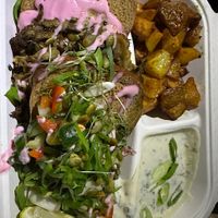 Gericht mit glutenfreien Brot  at Vegane Glorie in The Hague