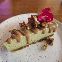 VEGAN
CHEESECAKE DE PISTACHE
 (R$ 24 em jan/22)
Base crocante de pistache | Doce de leite vegano | 
Praliné de pistache #Veganuary at Botanico - Colheita Criativa in Florianopolis
