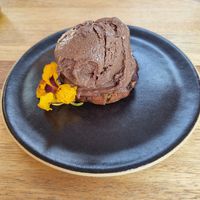 COOKIE (R$ 16 em jan/22) Cookie vegano de baunilha com chocolate 70% 
 COM SORVETE DE CACAU E AVELÃ (+ R$10) #Veganuary at Botanico - Colheita Criativa in Florianopolis