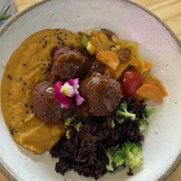 Bowl vegano de almôndegas   at Botanico - Colheita Criativa in Florianopolis