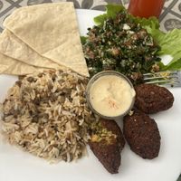 Almuerzo was hummus and falafel- I couldn’t wait to take the picture before digging in!🤤  at Comer Sanar Vivir in Cuenca