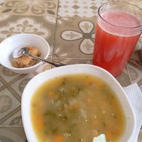 Menestra con alubias blancas, zumo de fresa y postre at Comer Sanar Vivir in Cuenca
