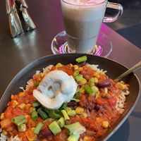 Chili sin carne and chai latte (both = 14,90€)  at Yuícery - Milaneo in Stuttgart