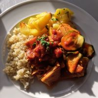 Seitan with tomatoes and zucchini at Härmän Rati in Jaervenpaeae