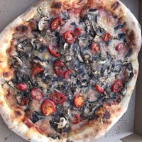 Große Pizza Champignon-Pepperoni mit veganem Käse at Hammer Imbiss in Dusseldorf