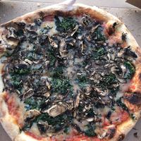 Große Pizza Champignon-Spinat mit veganem Käse at Hammer Imbiss in Dusseldorf