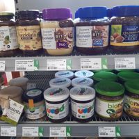 Vegan items are clearly marked - here for example: chocolate and nut & nougat spreads at Birkenfelder Biomarkt in Birkenfeld