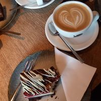 Oat cappuccino and cheesecake brownie (vegetarian) at Mókuska Caffè in Stuttgart