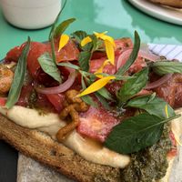 Focaccia mit Hummus, Tomaten, eingelegte Paprika etc. at KLE in Zurich