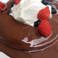 Pancake mit Schokoladensauce, Rahm und Beeren at KLE in Zurich