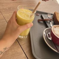 Smoothie cake and oatmilk cappuccino   at La Teteria  in Malaga