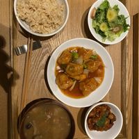 The “chicken” meal arrives with rice, small salad, beans and miso soup - all VEGAN!!  at il riccio in Himeji