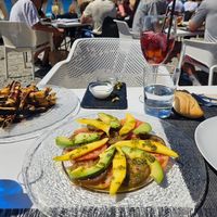 Ensalada de tomate, aguacate y mango con aliño de pesto y berenjena frita con miel de caña at Chiringuito El Bambú in La Herradura