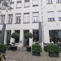 Front - entrance - is accessible! at Kaffee Kamiel in Bruges