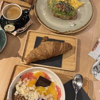 Vegan croissants, avocado toast (met roerei) en sojayoghurt met (bloed)sinaasappel en homemade granola.  at Kaffee Kamiel in Bruges