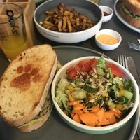 Tempelsandwich mit Fries und Salat at Katzentempel in Regensburg