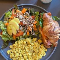 Crossaint breakfast with „scrambled eggs" (tofu)  at Katzentempel in Regensburg