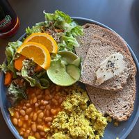 „Katerfrühstück“ with baked beans and „scambled egg“ (tofu)  at Katzentempel in Regensburg