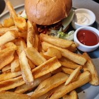 Beste Pommes, weil man ordentlich Mayo draufschaufeln kann at Katzentempel in Regensburg