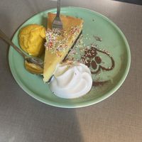 Veganer Mohn-Käsekuchen mit Mango-Eis  at Katzentempel in Regensburg