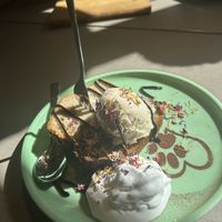 Veganes Bananenbrot mit Vanille-Eis  at Katzentempel in Regensburg