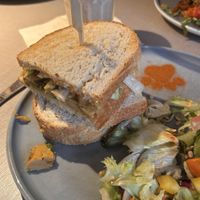 Tempelsandwich mit Peanut Milchshake  at Katzentempel in Regensburg