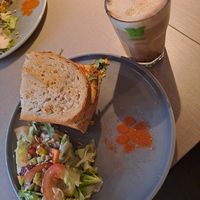 bánh miau sandwich + karamel chocolat latte at Katzentempel in Regensburg