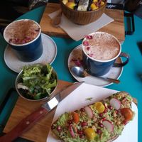 We had two chai lattes with soy milk, an Acaï bowl and a guacamole bread + Dates with peanut butter and chocolate to go. For everything together we paid around 35€. at Acai & You - de Maubeuge in Paris