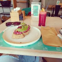 Very vegan toast e red revitalize at Brunch Republic in Treviso