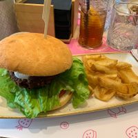 Panino con hamburger Beyond meat, anello di cipolla fritto, mayo veg, crema di barbabietole   at Brunch Republic in Treviso
