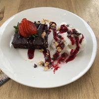 Warmer Walnuss-Brownie mit Zitronensorbet  at Prana Veggie in Quito