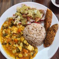 Vollkornreis, Falafel, Radieschensalat und Gemüse mit vegane Käse at Prana Veggie in Quito