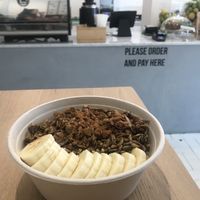 Match smoothie bowl with my fav granola at JuiceBrothers - Heemstedestraat in Amsterdam