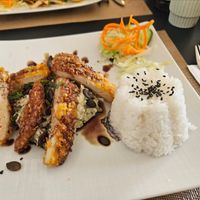 Hühnchenstreifen auf Kartoffelsalat mit Reis (vegan) at Vegan Loving Hut Neubau in Vienna