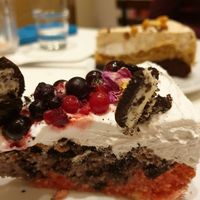 Berry cake at Vegan Loving Hut Neubau in Vienna