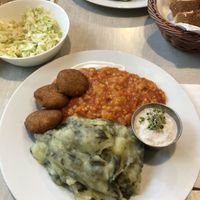 Ćufte, sataraš i krumpir s blitvom  at Ananda in Novi Sad