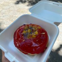 Veganer Donut mit Mango und Erdbeere   at Chök in 