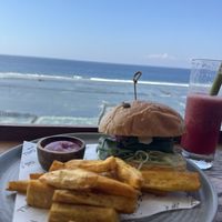 veganer Tempe Burger mit sweet potato fries  at The Chill in Penida Island