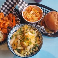 Ailes champi, mac&cheese et tofu Nashville at Maynard in Montreal