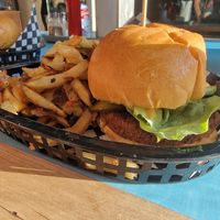 Burger vegan et petite portion de frites at Maynard in Montreal