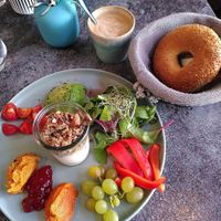 Flat white with oat milk, with the "Hannah I" breakfast at anything but coffee in Mainz