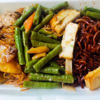 Take away bee hoon mee with dishes at Pu Xiang Vegetarian 普香素食 in Central Singapore
