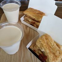 Tofu skins and soy milk at DàChí Dòu Pí Diàn 大池豆皮店 in Chishang