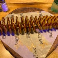 Curly with BBQ sauce at Curly & Pizza in Quito