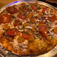 vegan "Frankfurt" pizza at Curly & Pizza in Quito