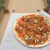 bland, dry, and overly salty at Curly & Pizza in Quito