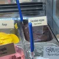 Tiene varias opciones veganas a base de frutas pero también de chocolate. Y tienen cono de galleta vegano también: súper rico  at Il Gelato di Santa Maria in Rome