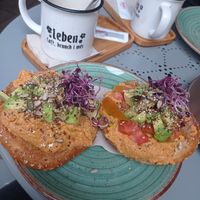 Tostadas con hummis, aguacate, tomate y semillas at Leben in Viladecans